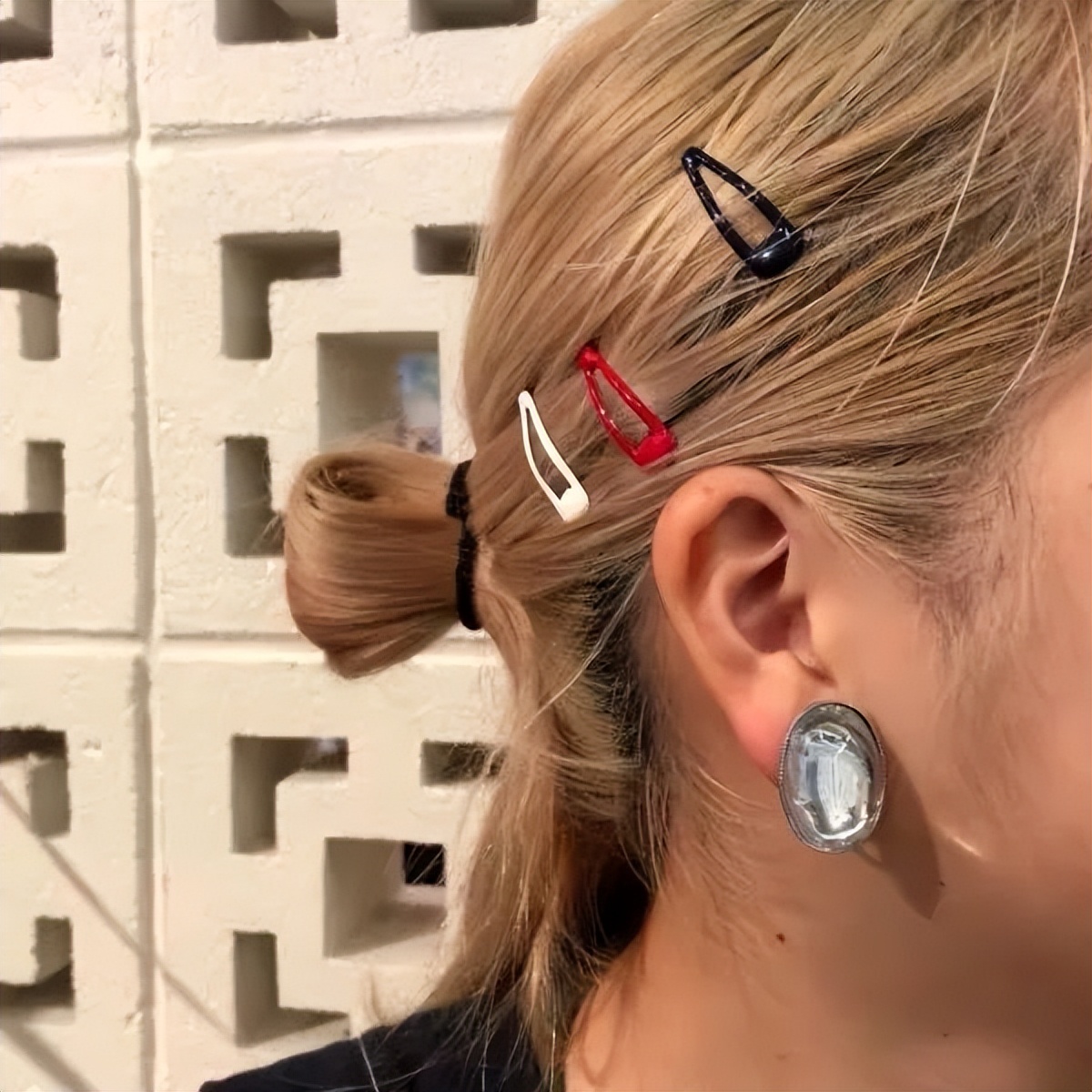 儿童用泫雅风彩色发夹怎么扎好看 (泫雅一字夹发夹佩戴方法)