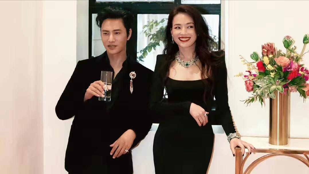 吴磊赵露思宝格丽合照彩色,赵露思和吴磊走宝格丽红毯合照