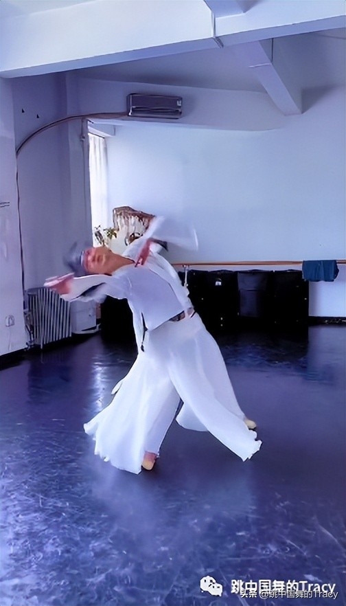 一个元素,跳一段小技巧,如夏日里的海风,拂面而过