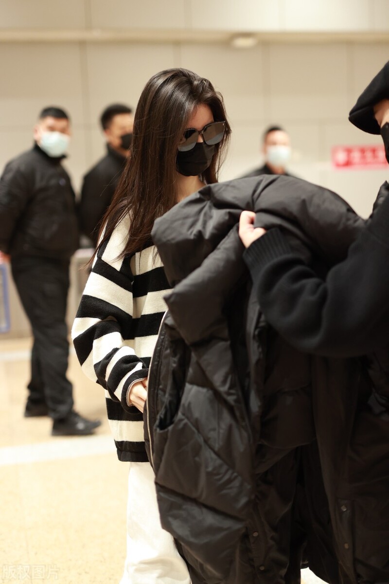 长款黑羽绒服可以搭配白裤子图集,黑色羽绒服搭配白色裤子好看吗