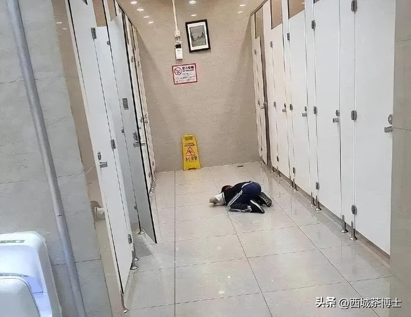 女子斥责男孩在厕所被男孩妈妈骂,女孩被擅闯厕所六岁男童母亲辱骂