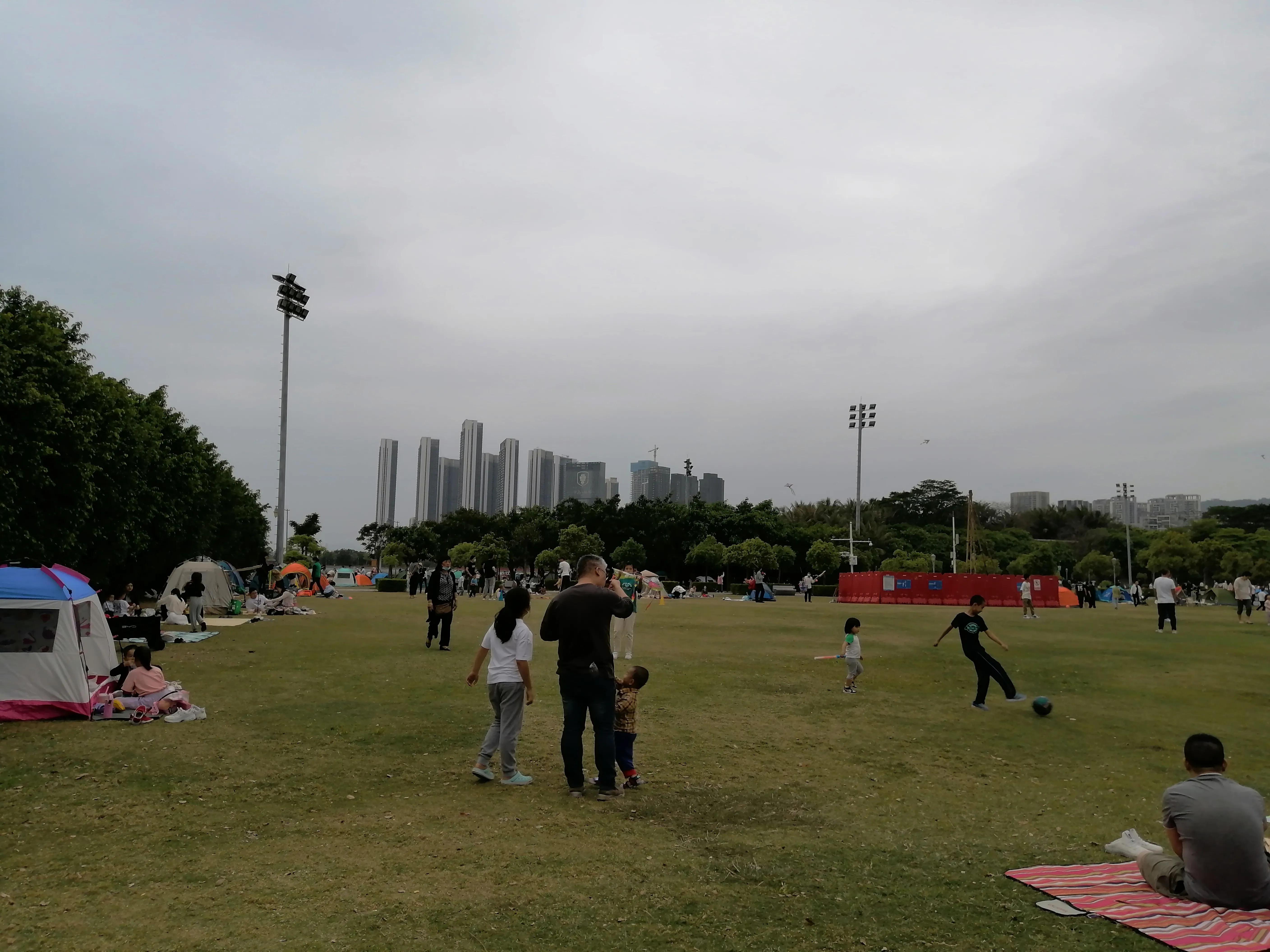 被“困兽”热情拥抱的深圳湾运动公园，该幸福大笑或痛苦尖叫呢？