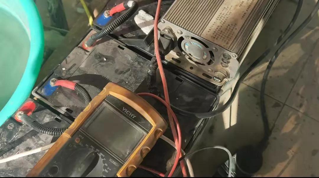 电动车新换的电池充满电不跳绿灯,电动车充满电加速掉二格电怎么了