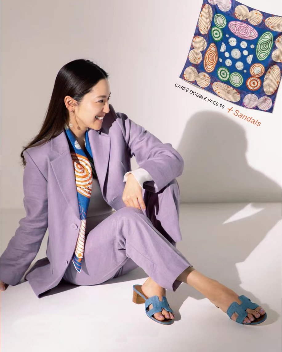 春天系“丝巾”，凭什么好看？这2个精髓，优雅女人如获至宝