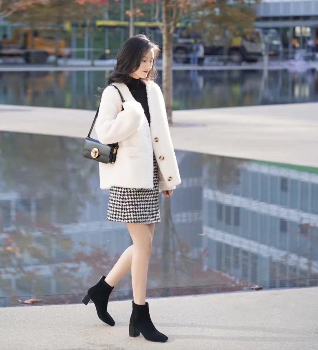 千鸟格半身裙秋冬款a字版30岁,黑白千鸟格半身裙配原绒色毛衫