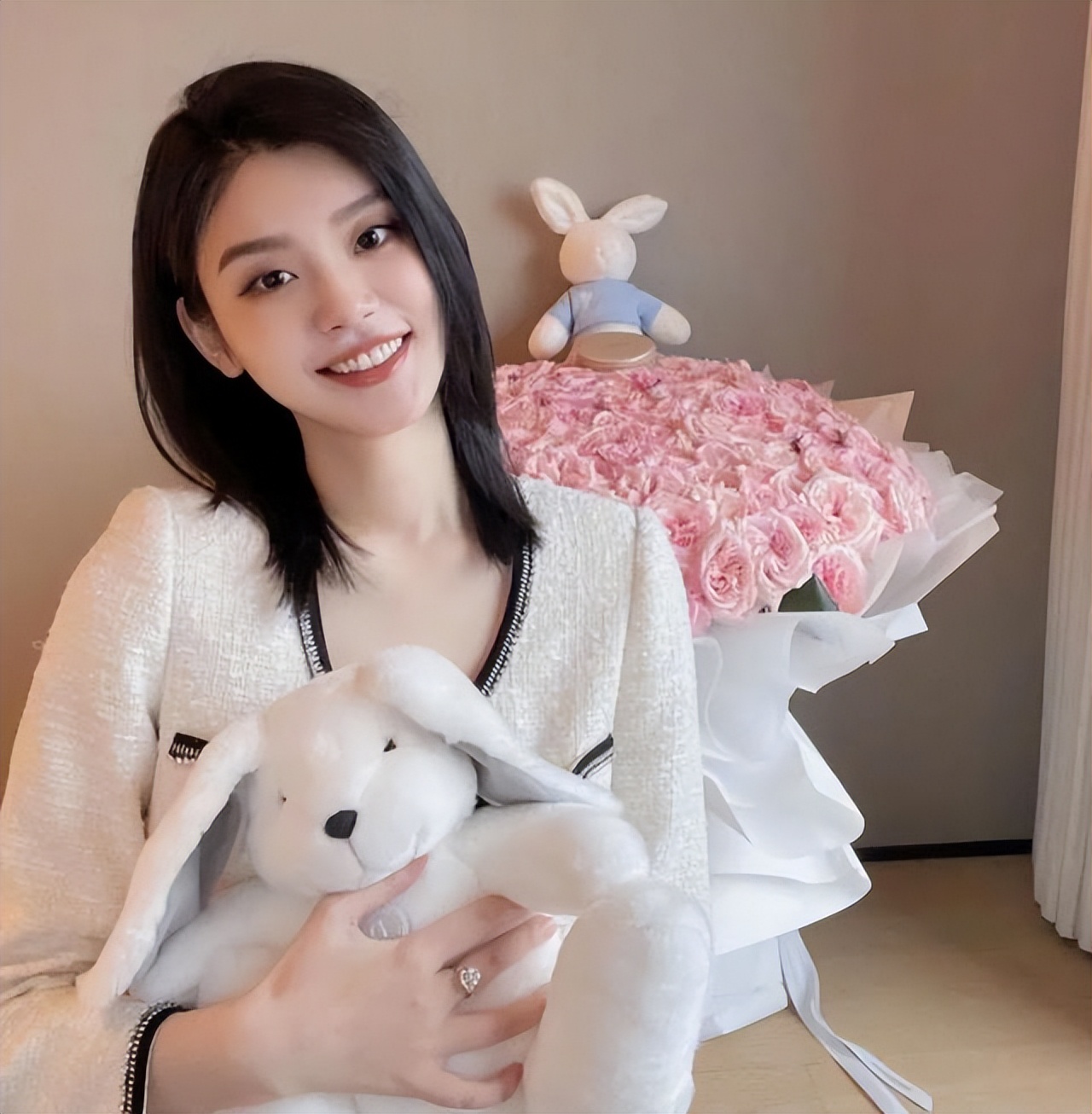 奚梦瑶整容了?鼻翼缩小,满满幼态,戴钻戒大秀恩爱