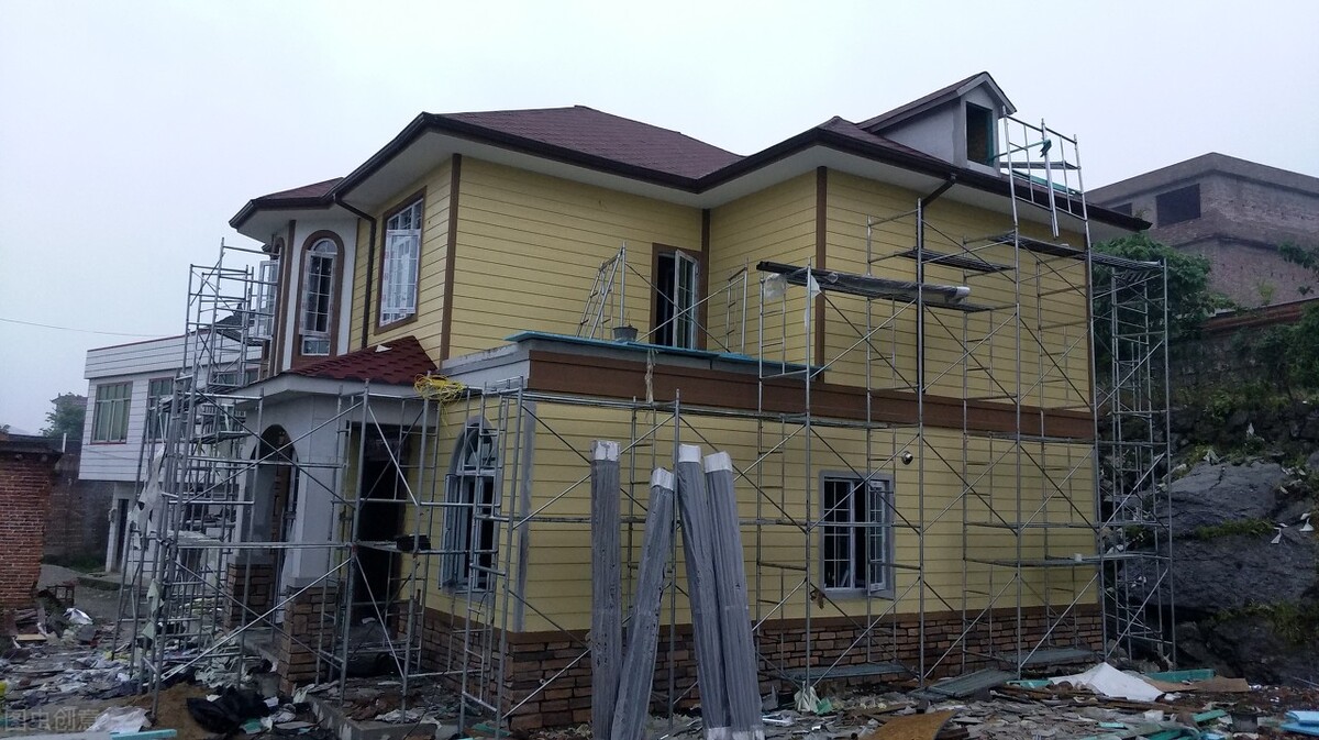 农村自建房琉璃瓦和烧制瓦哪个好,农村盖房琉璃瓦好还是树脂瓦好