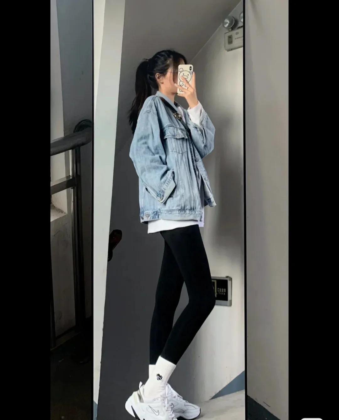 冬季牛仔外套搭配什么裤子好看女,男士蓝色牛仔外套秋冬季怎么搭配