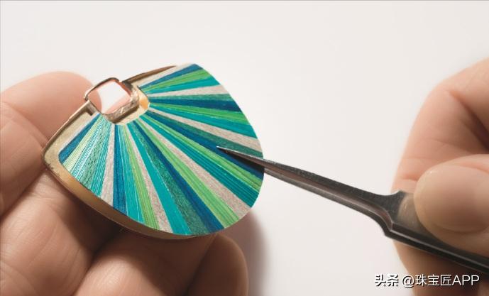 化朽木为神奇？比彩宝还高级？6大品牌25款木质珠宝，惊艳全场