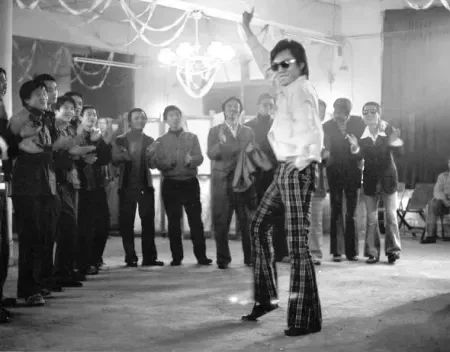 她19岁上《时代》周刊，20岁疑似被封杀，一张唱片值一个四合院？