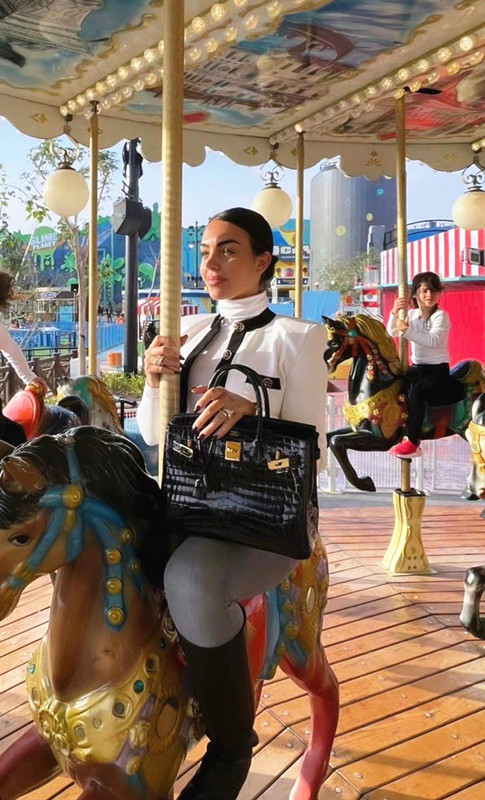 乔治娜在沙特的图片,乔治娜沙特造型