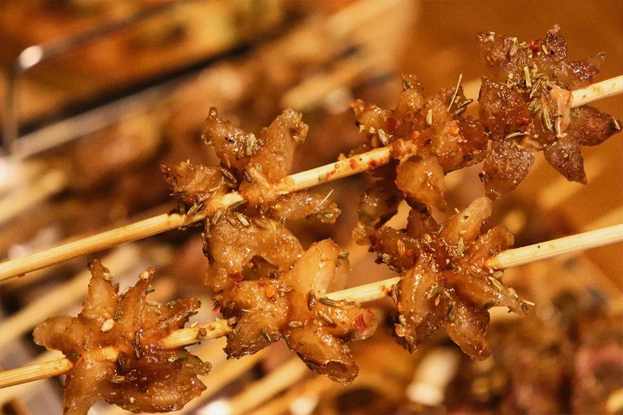 吃烧烤人生百味自己体会,烧烤带来的人间烟火气