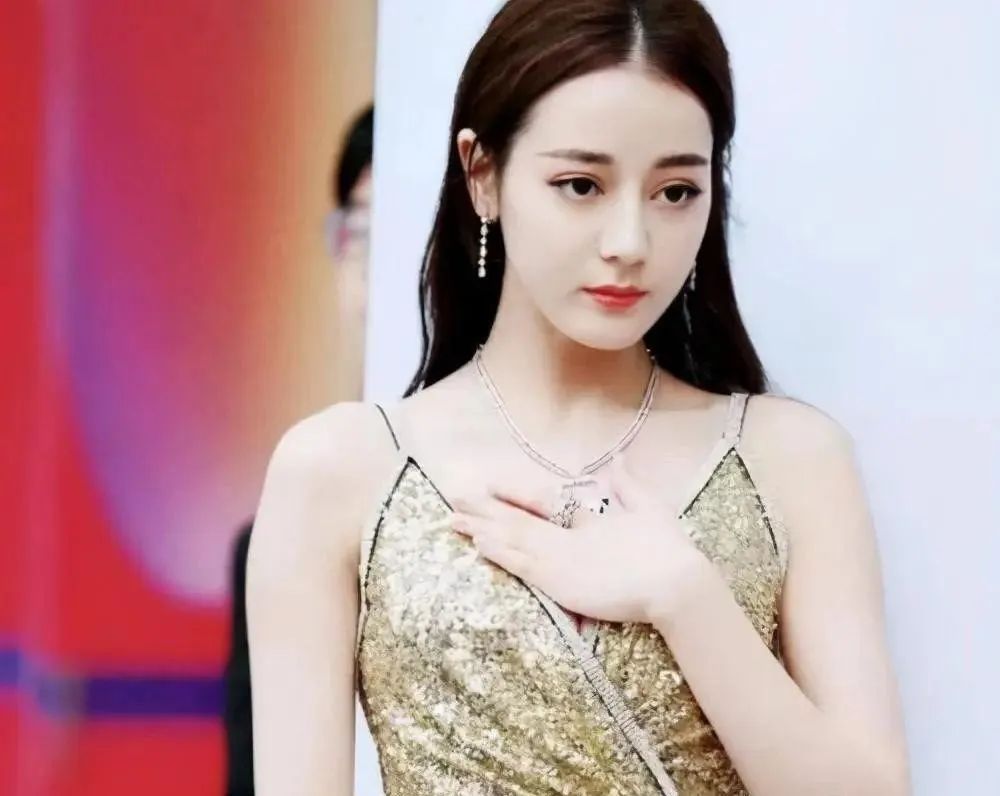 迪丽热巴裸背“走秀”惨遭“性骚扰”，上下其手差点气哭