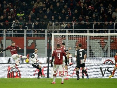 足球比赛中红牌罚下还补人吗,足球比赛出现红牌的概率