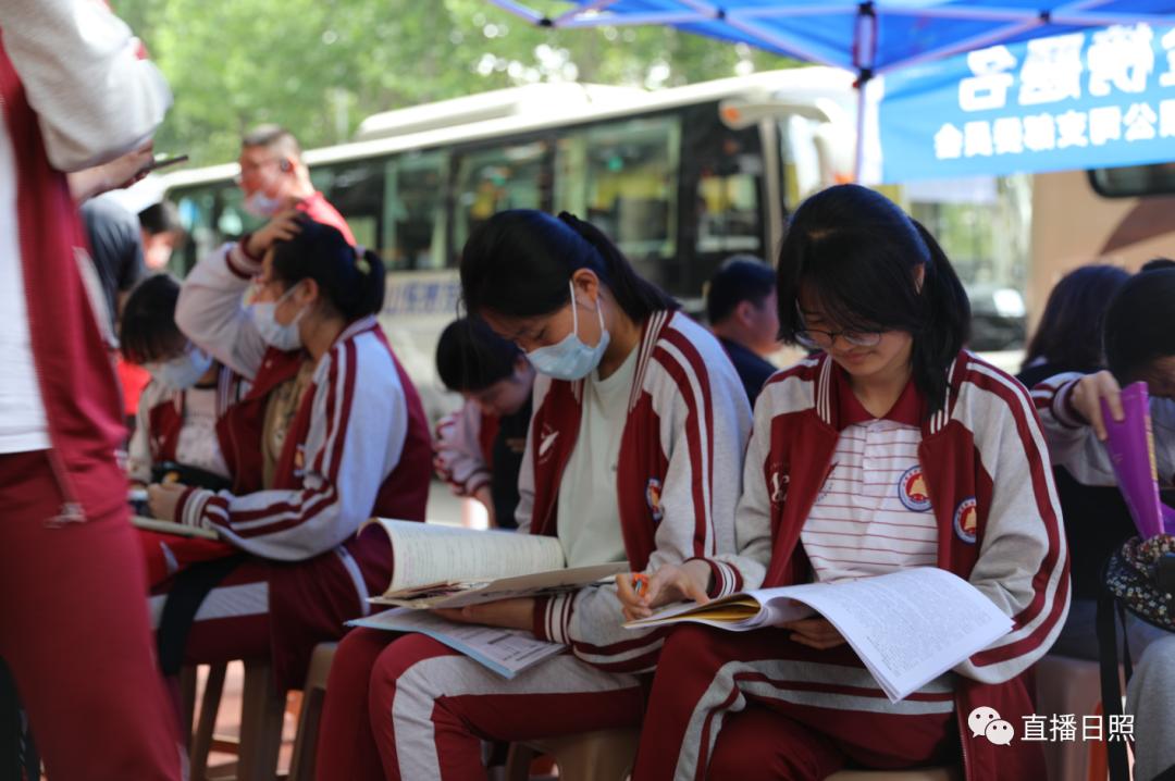 直击2023高考现场暖人瞬间,直击2023高考场外实拍视频