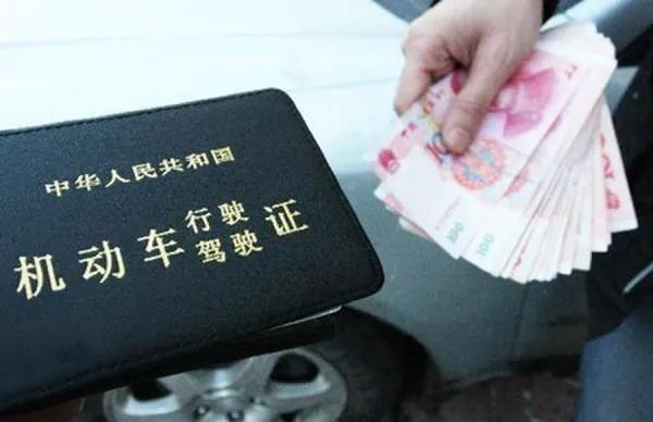 女司机拿到驾证第一次上路开车,女司机拿驾照三年第一次上路