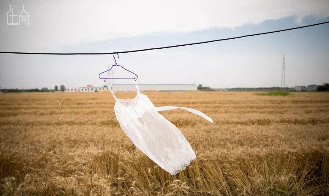 天地间丨情趣内衣小镇的女农民工每天往返于工厂和田间地头