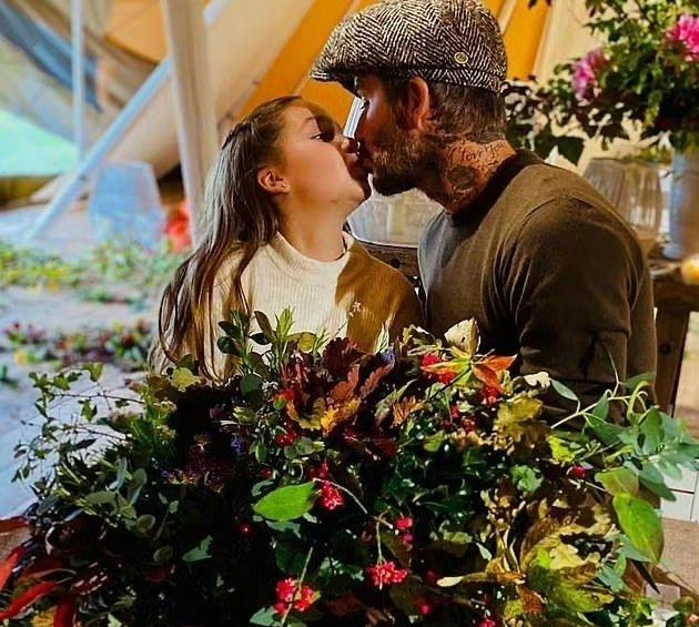 贝克汉姆大秀恩爱47岁辣妹献吻,贝克汉姆女儿和小七接吻