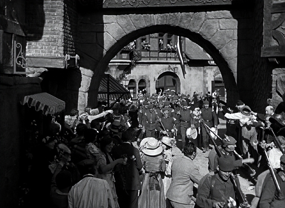 一上映就登票房榜首看完大呼过瘾,首播便拿下收视第一