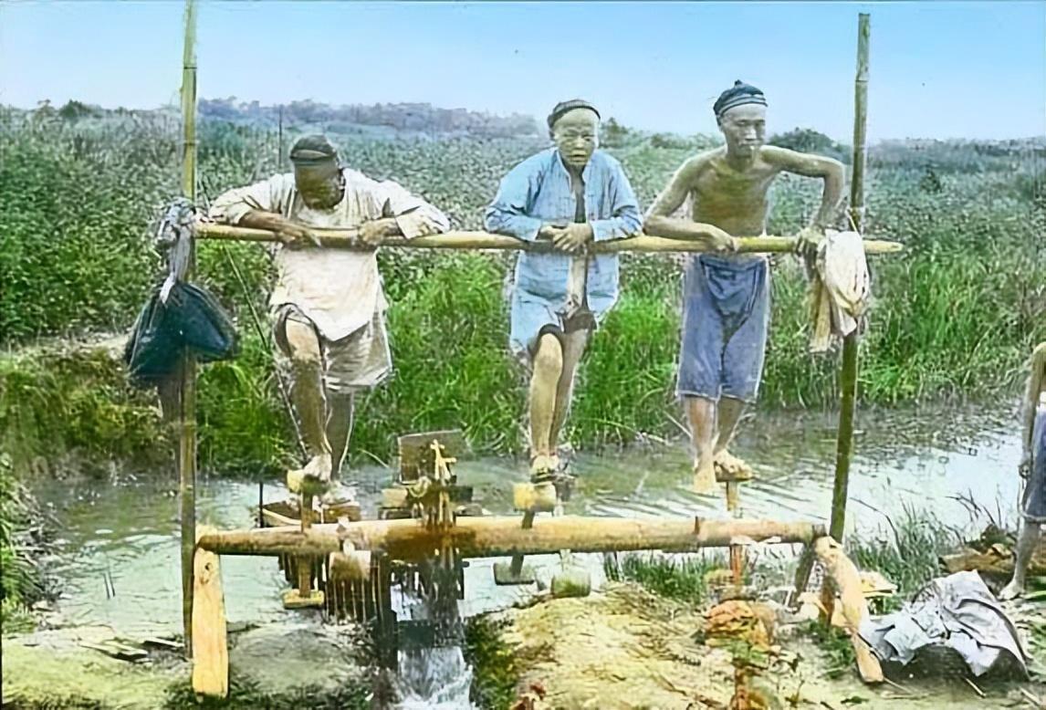 变态的纳粹德国，*光脱**犹太人女人衣服，集体*杀屠**!,2