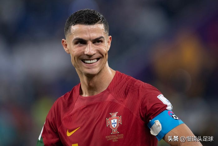 c罗不满裁判的判罚把球踢上天空,c罗不服