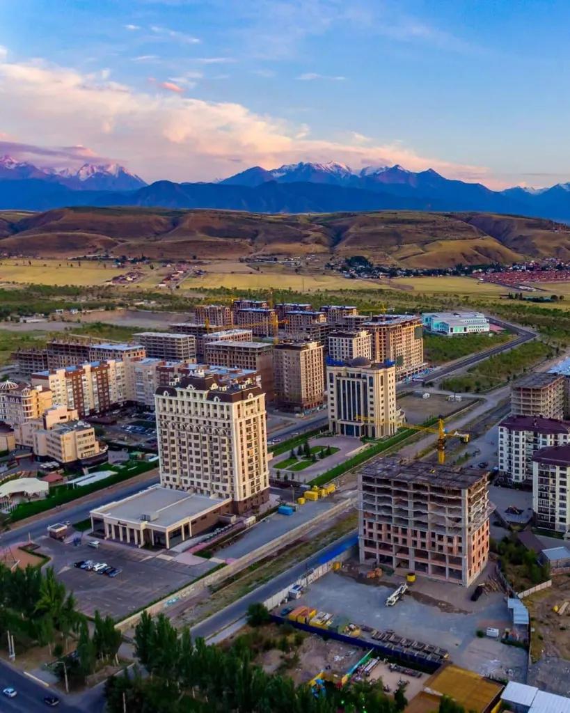 吉尔吉斯斯坦首都比什凯克——搅拌马奶的棒子，市区有*小平邓**大街