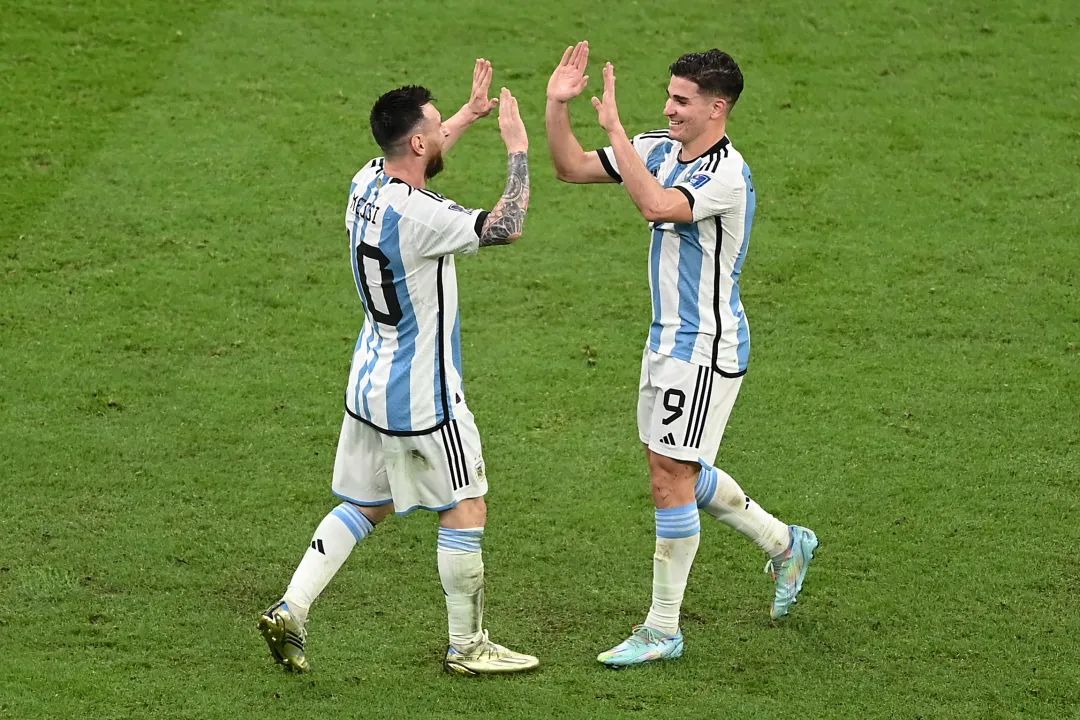 梅西与大力神杯擦肩而过,梅西背后的阿根廷