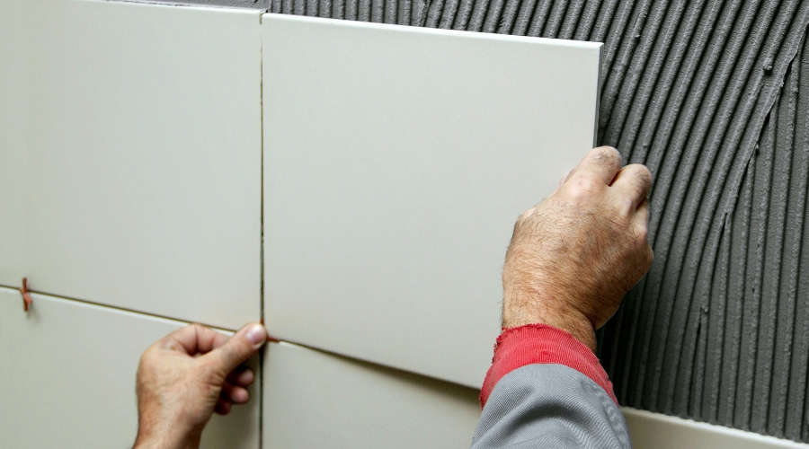 半包瓷砖胶和瓷砖背胶归谁买,刷了瓷砖背胶还要用瓷砖胶吗