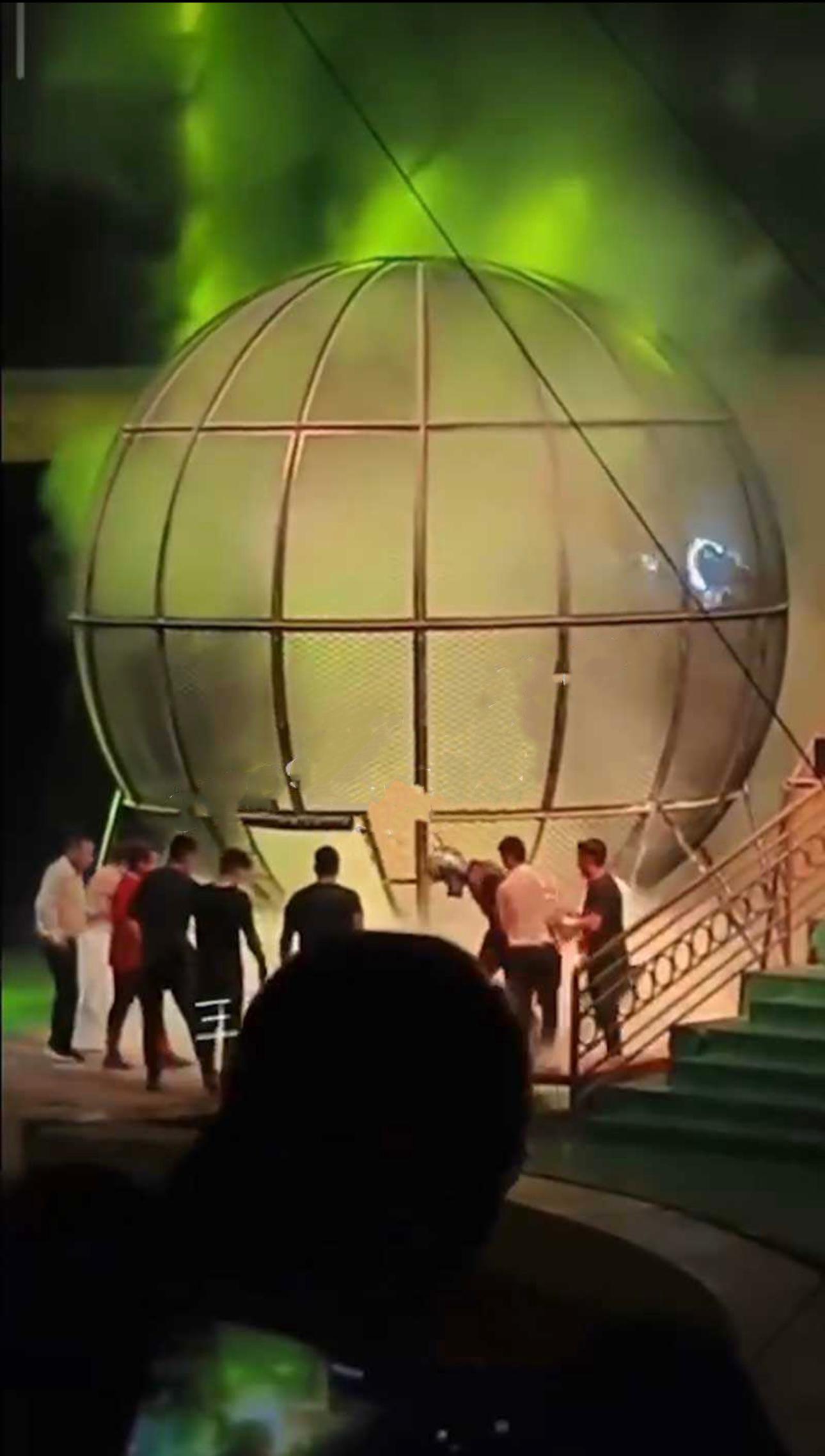 晋中马戏团起火原视频,马戏团摩托车表演起火