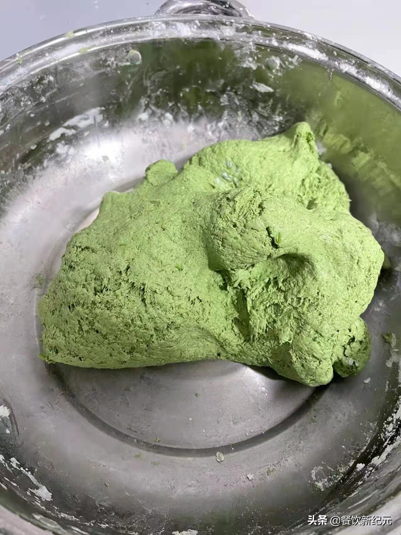 宅家不出门，上海女子在小区绿化带摘艾草，却遭网友狂吐槽