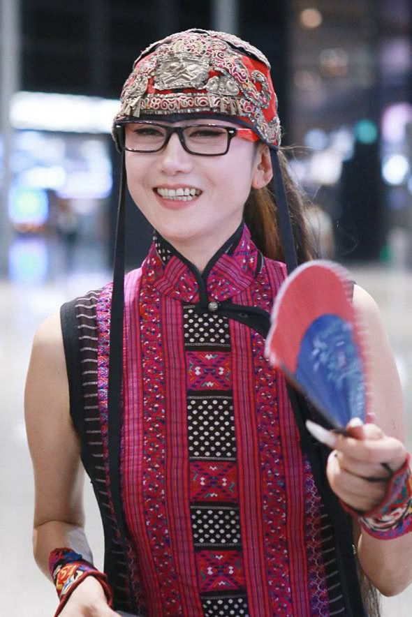 老艺术家口碑绷不住了！女演员手摸男伴私密部位，再惹争议！