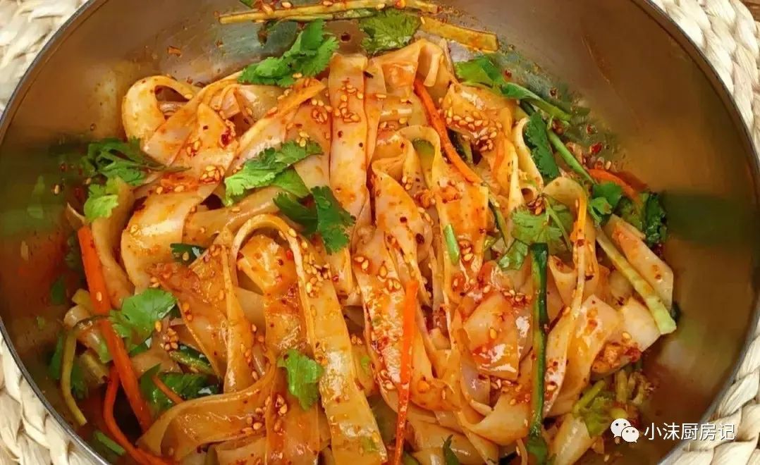 凉皮好不好吃全靠红油香不香,凉皮要怎么吃才最好吃