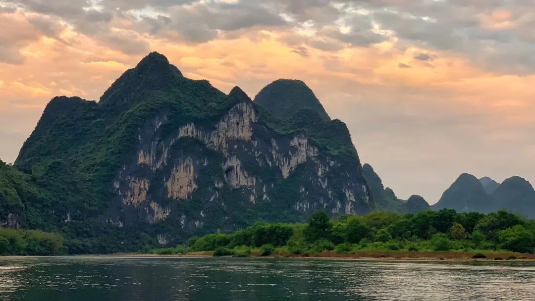 这满江碧透的水，秀拔云天的山，莫非就是马良当年留下的画卷！
