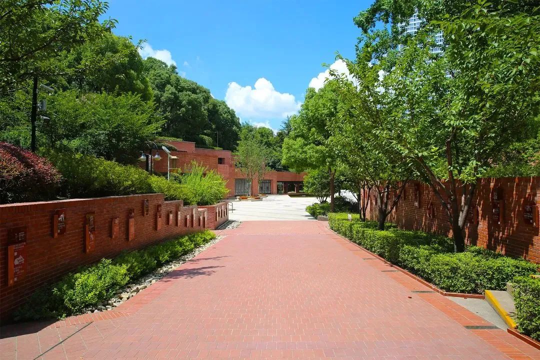 乘着地铁去打卡，一起追寻红色记忆