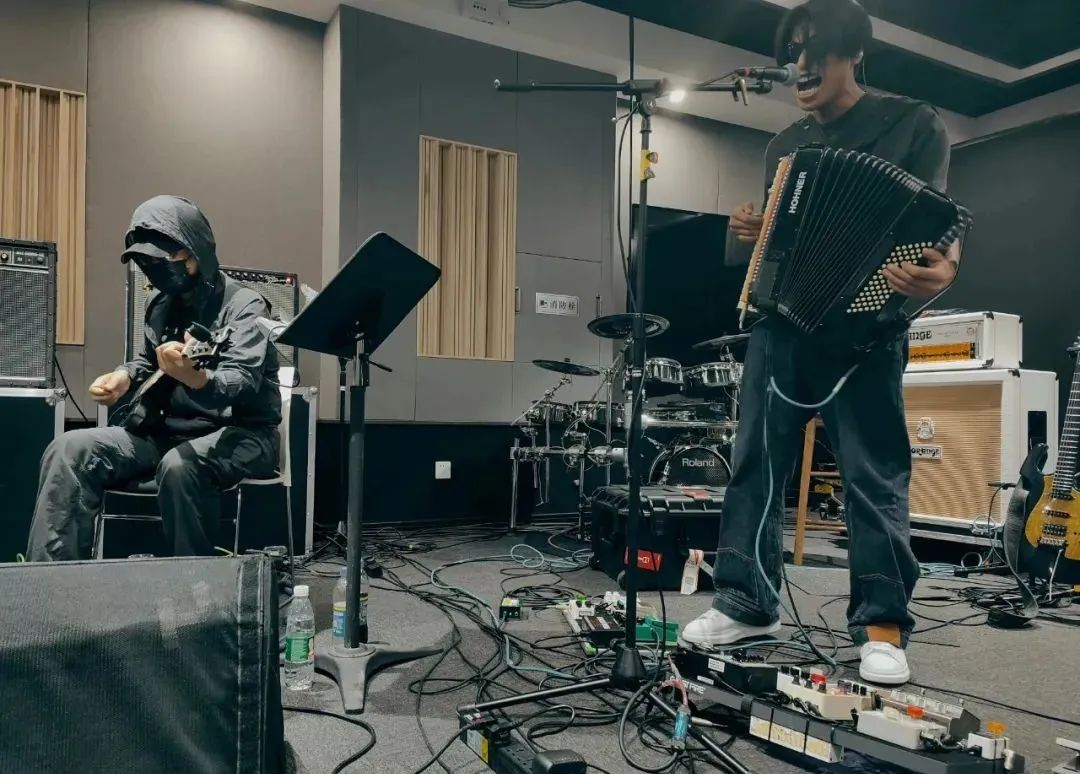 五条人主唱：没读过大学自称知识分子，想在台上穿发光鞋跳广场舞