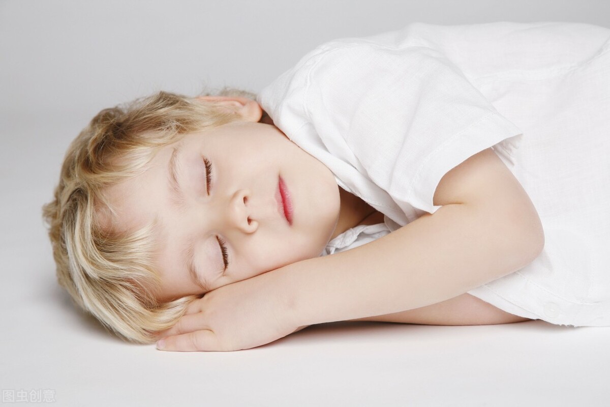 孩子睡觉腿总是抖动怎么回事,睡觉腿突然抽动一下是怎么回事