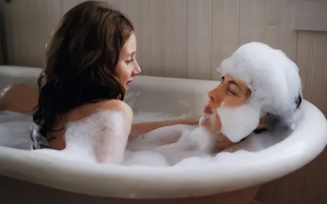 6岁女孩跟妈妈共浴盆洗澡，第二天就说小便疼，*裤内**还有残留异物