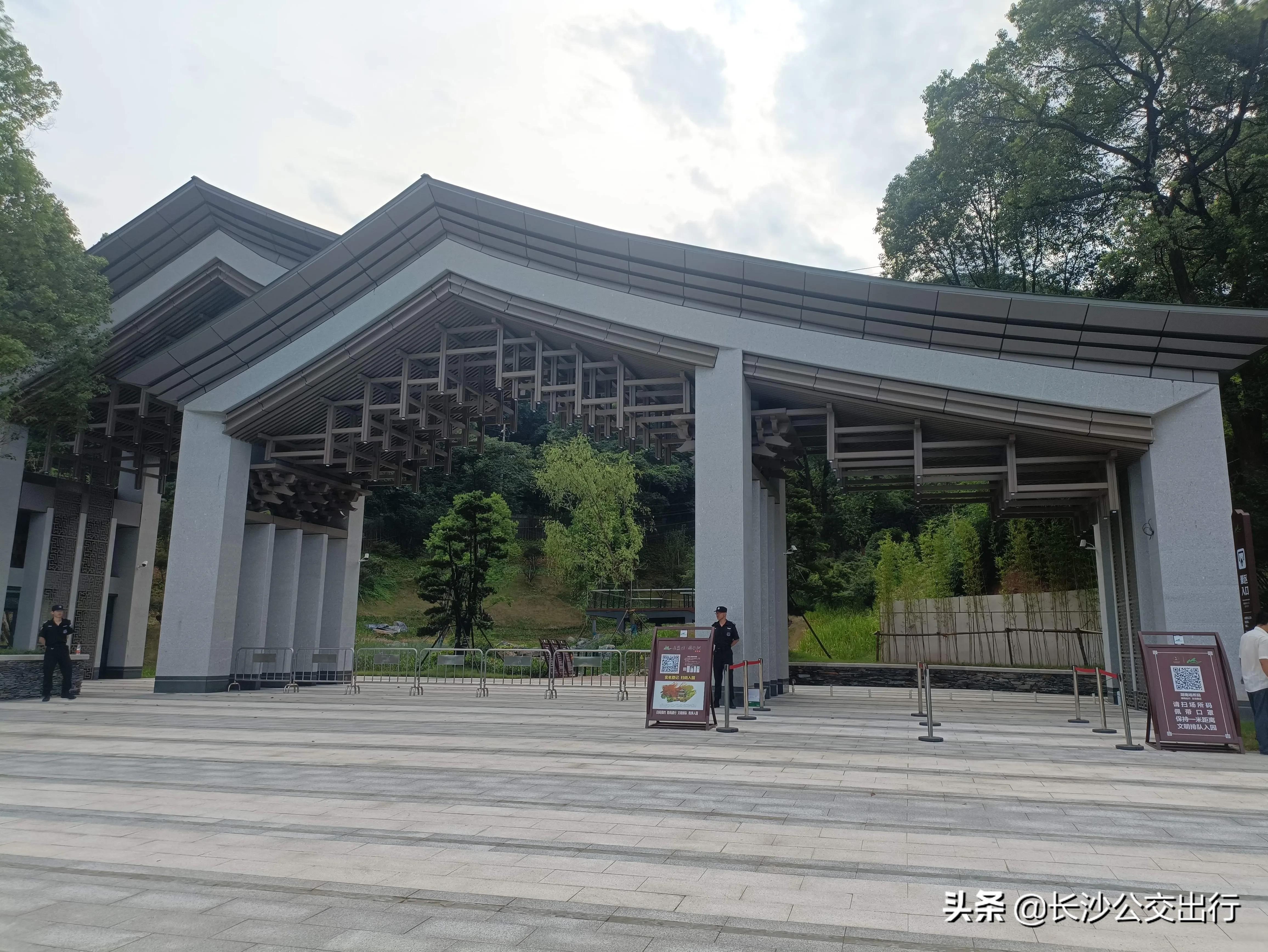 岳麓山从南门爬的攻略,岳麓山东门进南门出旅游攻略