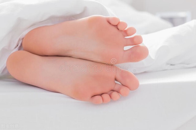 女保安用摄像头跟踪帅哥，领导发现后将她开除，后来她怎么了