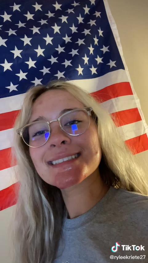 澳洲妹子和男友接吻,澳大利亚女子与男友接吻