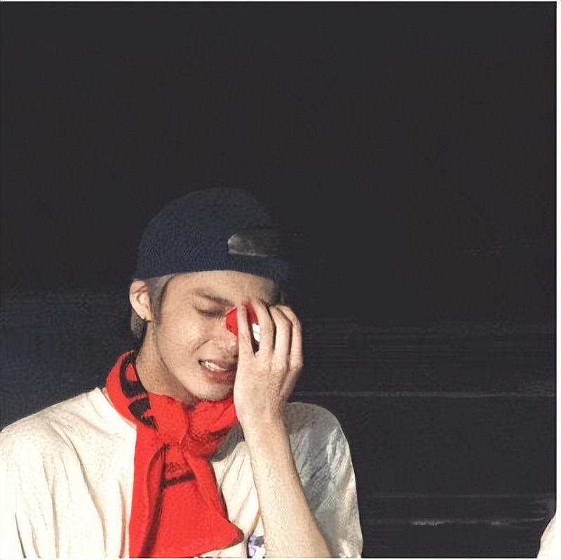 靠韩团门面出道却不火，后凭借表情包出圈，却被扒可疑物品惹争议