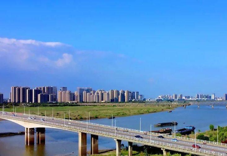 央视记者采访大桥围栏,央视记者采访桥上围挡