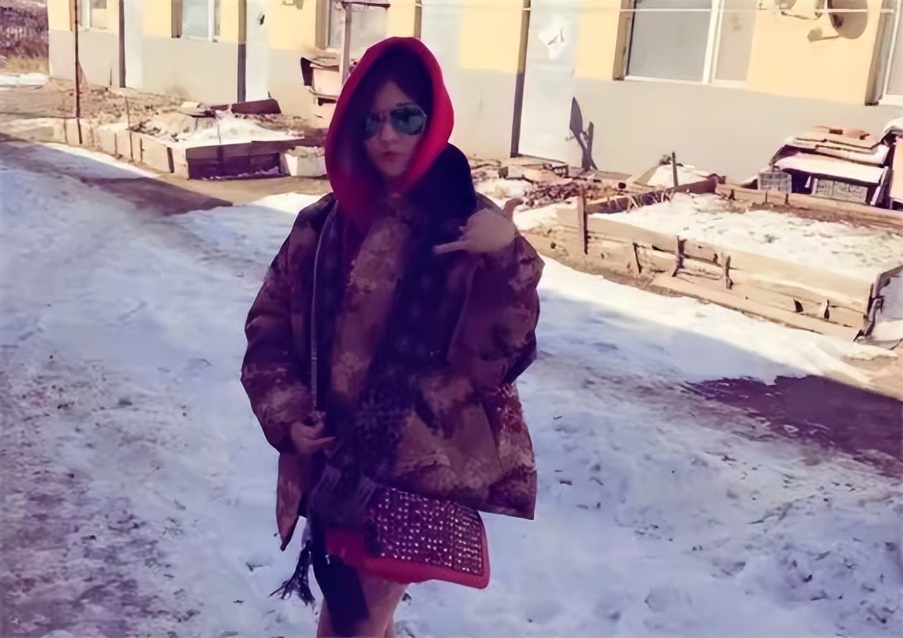 俄罗斯美女倒追中国穷小伙，没车没房不要彩礼也要嫁，她后悔了吗