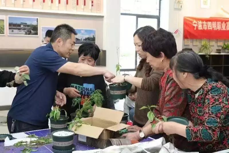 辛巴辛有志希望用行动回馈社会，四明职高学子送苗下乡助农惠农