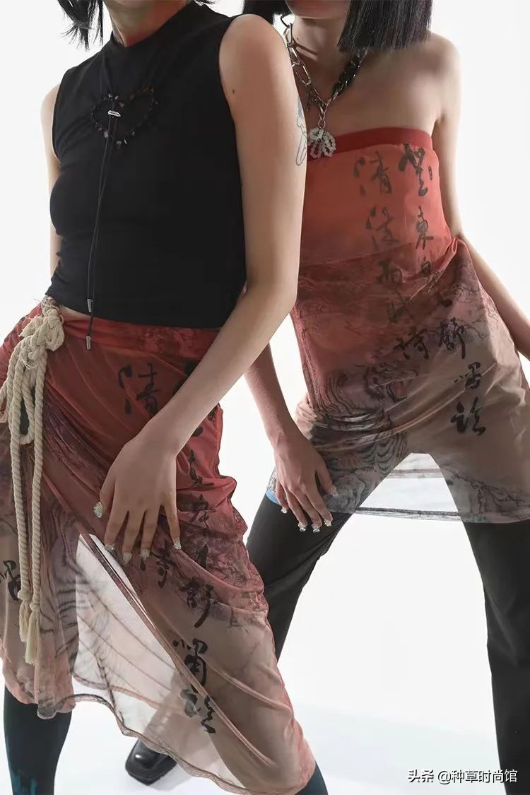 今年流行穿什么裤子和裙子,今年流行裙子配什么裤子