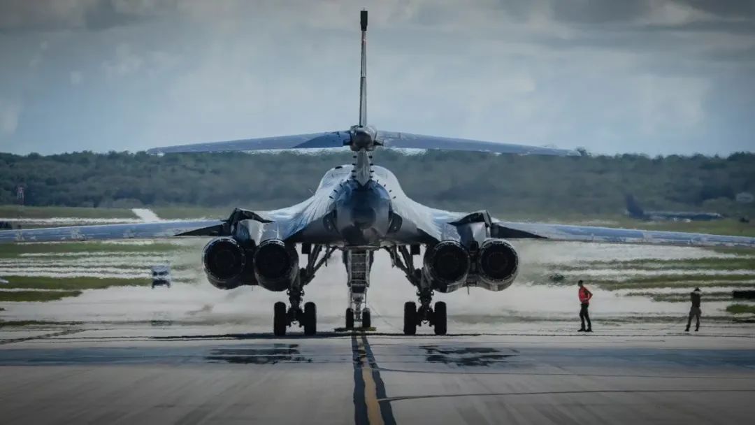 b-1b战机演练,美军b-1b轰炸机与印度战斗机齐飞