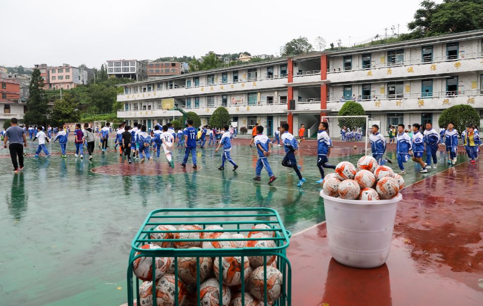 篮球场上练足球！水城这所小学有90多支足球队孩子们5年踢得6个市级比赛NO.1