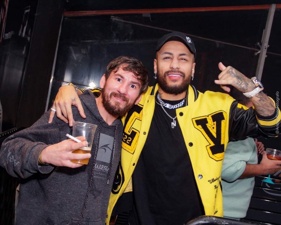 内马尔伪装成路人秀球技,假扮明星内马尔出街