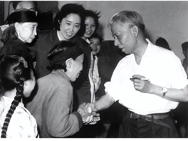 2006年王光美临终之际，子女问她还有何未了心愿，王光美：花明楼