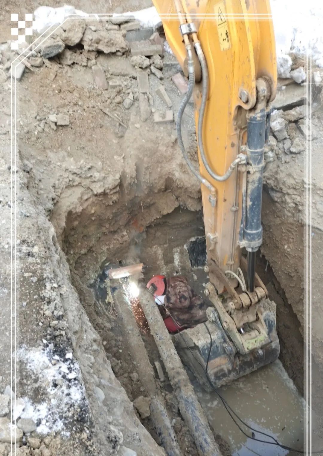 争分夺秒忙抢修连续奋战保供暖,争分夺秒抢修供热管道